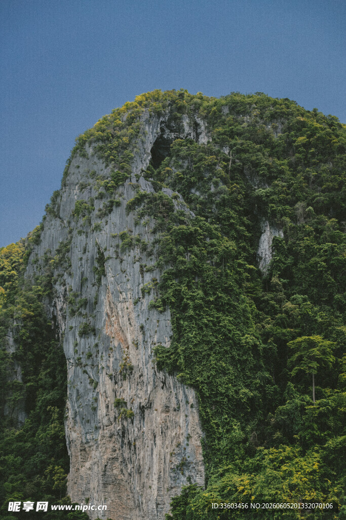 陡峭山峰绿意点缀