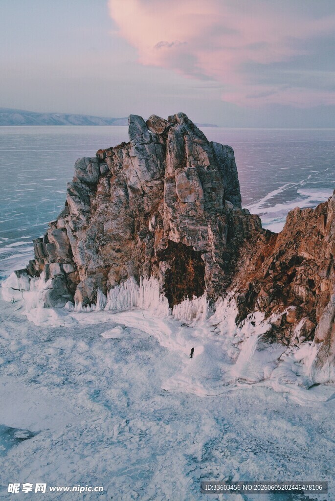 海边孤岩与冰雪景观