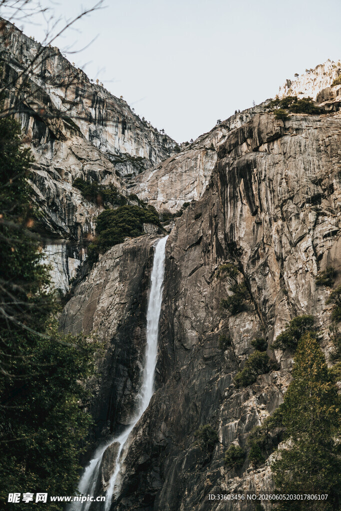 山间瀑布景观