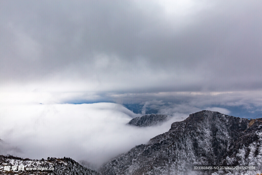 云雾缭绕的巍峨雪山
