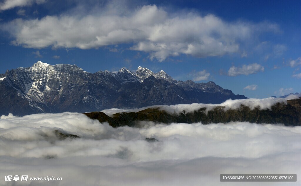 雪山蓝天壮丽自然景观