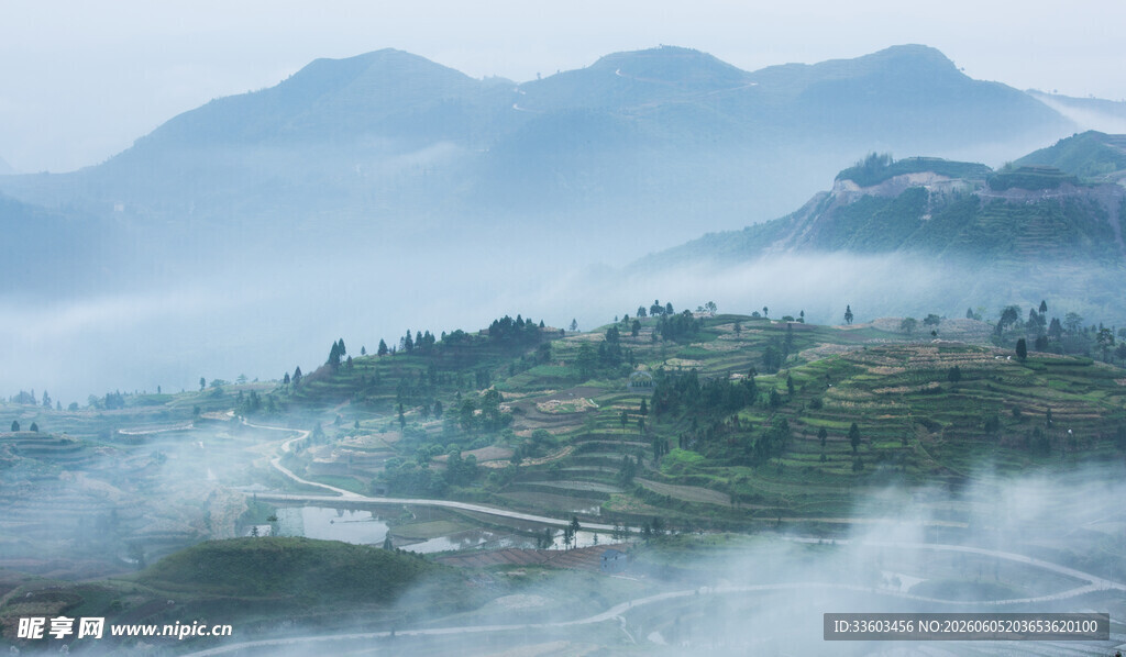 山间云雾缭绕的美丽景致