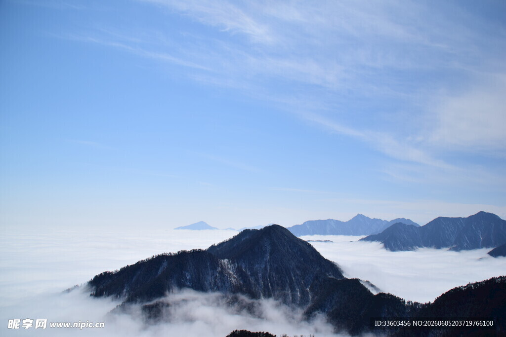 云海中的巍峨山峰