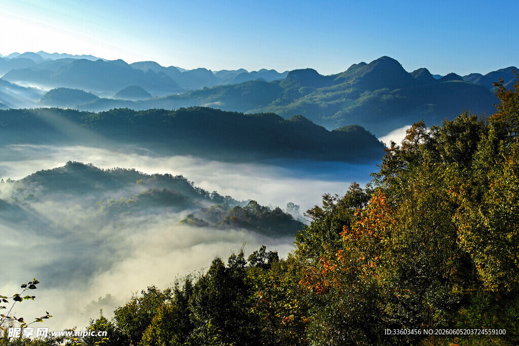 山间云海环绕的壮丽景致