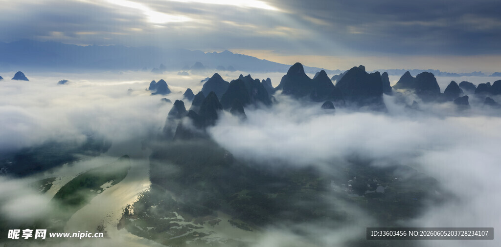 云雾缭绕的壮丽山峦景观