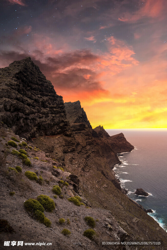 海边山崖的壮丽日落景观