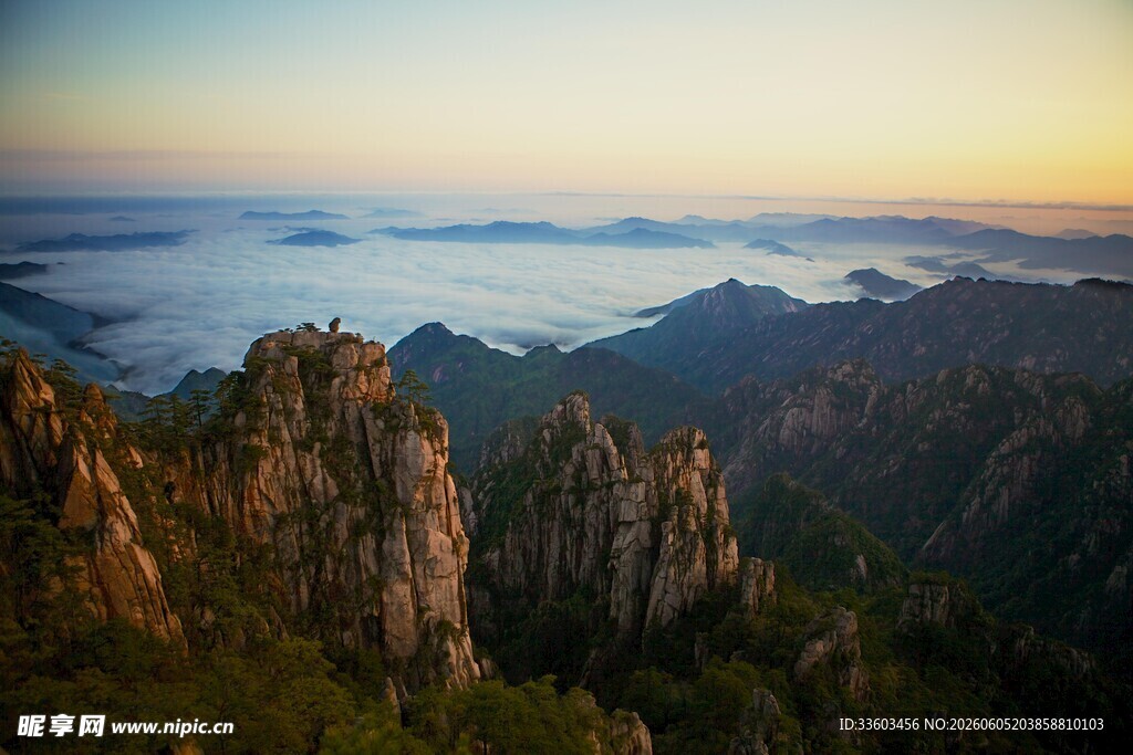 日出云海中的壮丽山峦