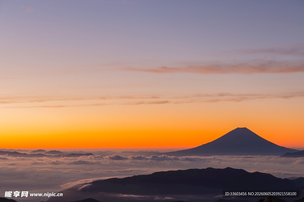 日出下的富士山壮丽景观