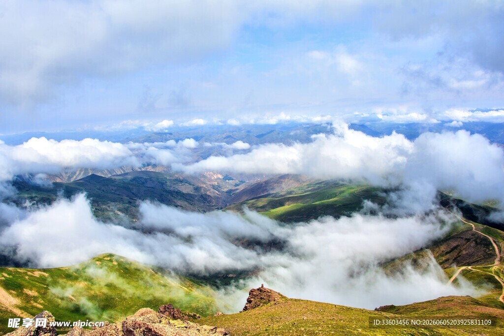 高山云海壮丽自然景观
