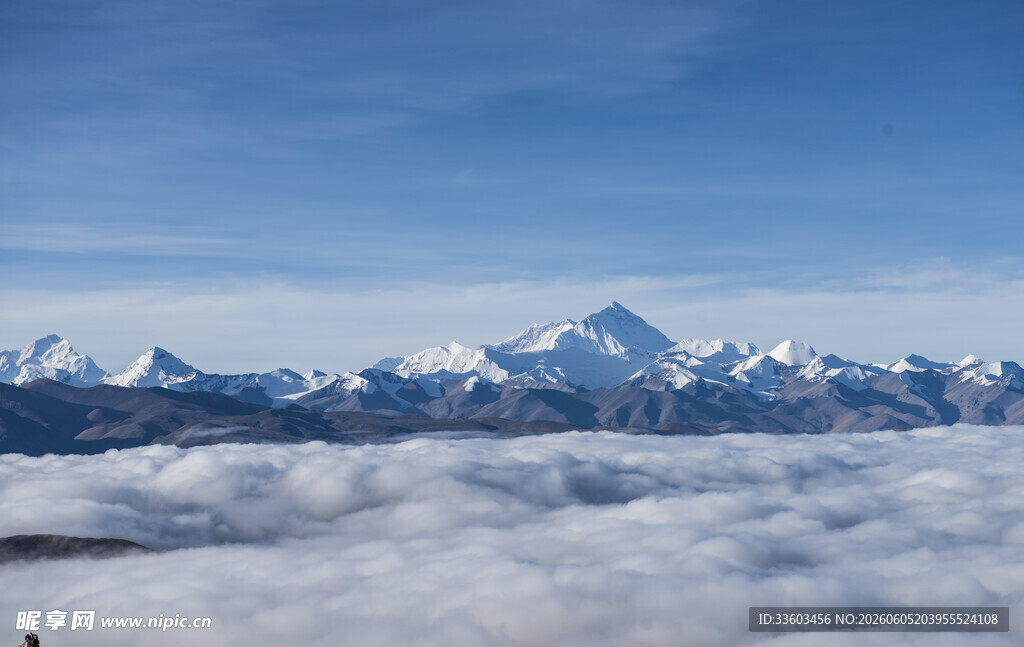 云海之上的壮丽雪山景观