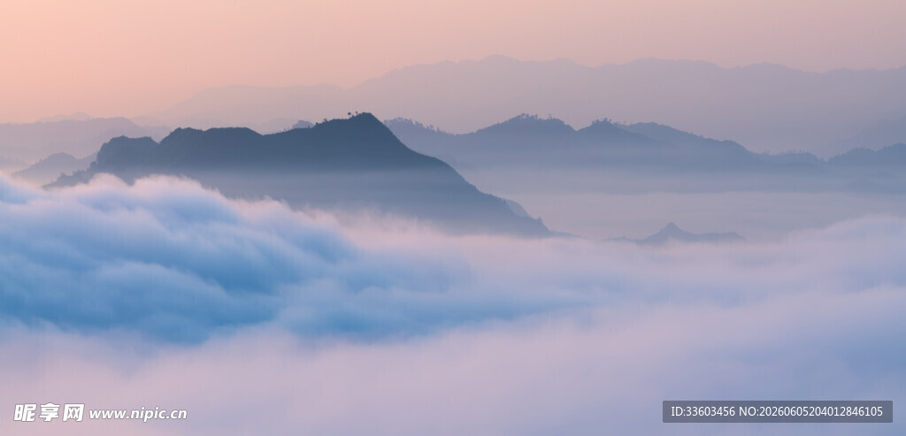 云海中的壮丽山峦景观