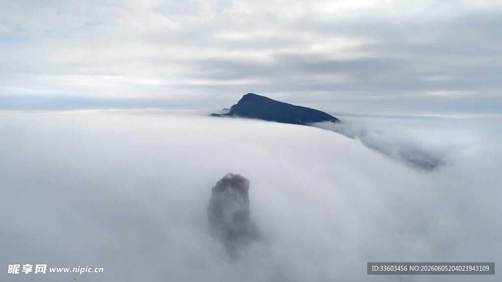 云海中露出的山峰
