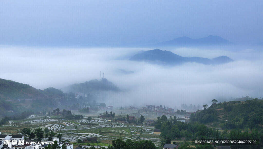 山间云雾缭绕的美丽景色