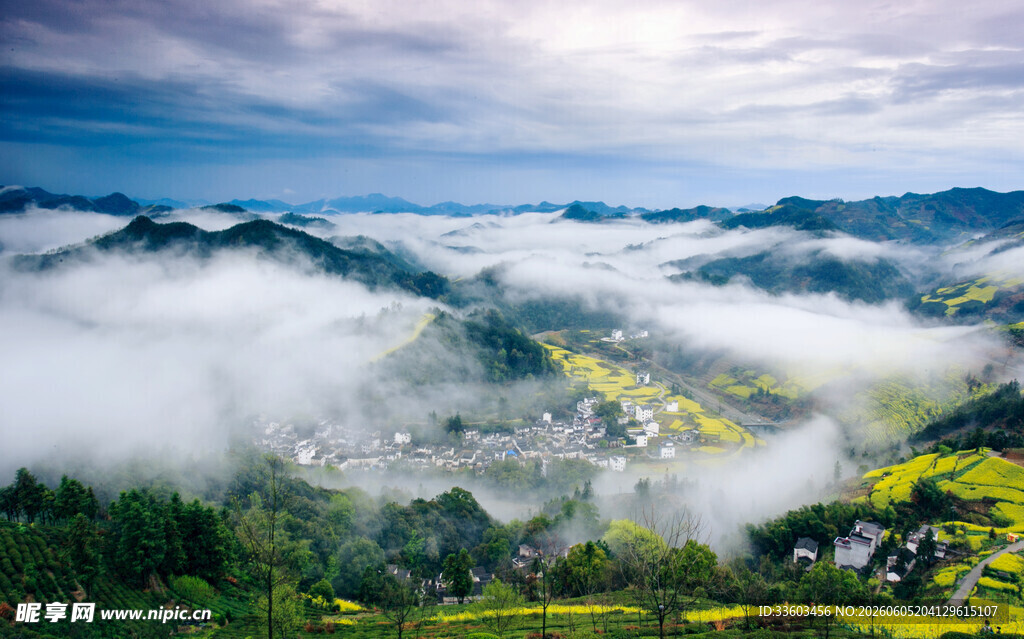 山间云雾缭绕的田园美景