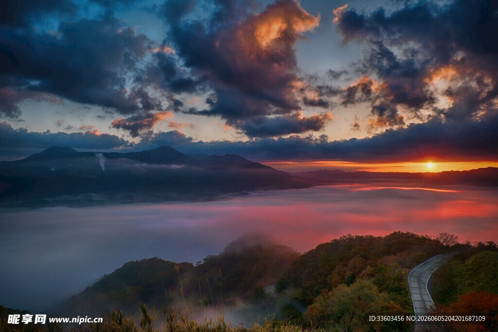 山间湖畔壮丽日落美景