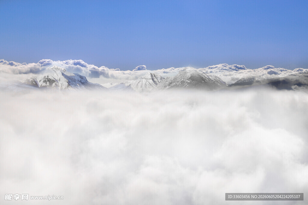 云海之上的雪山壮丽景观