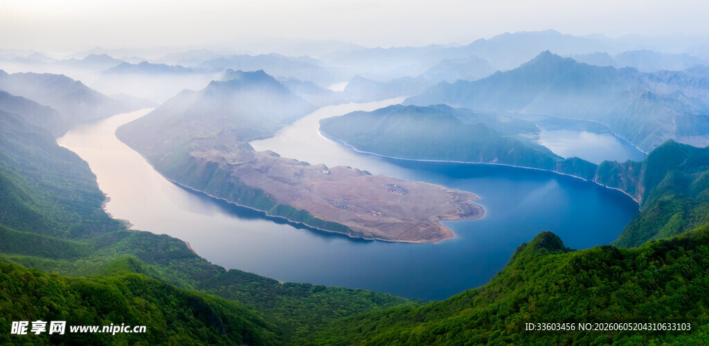 壮丽山河间的蜿蜒河流