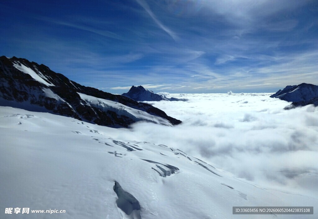 雪山云海壮丽美景