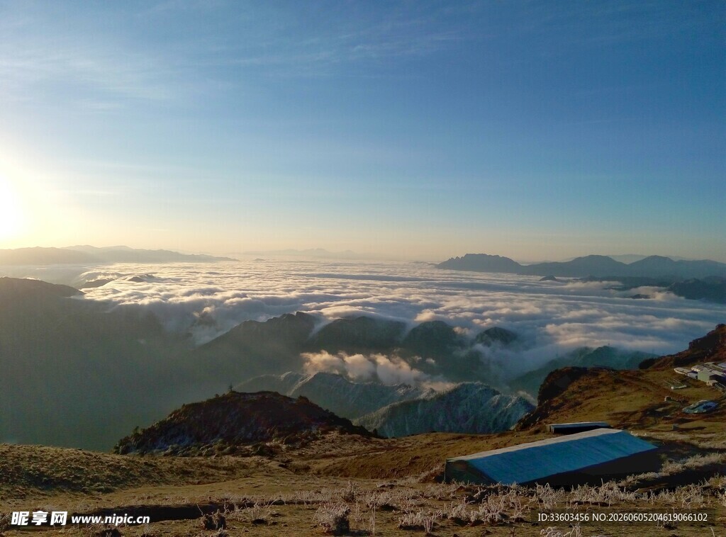 高山云海日出壮丽景观