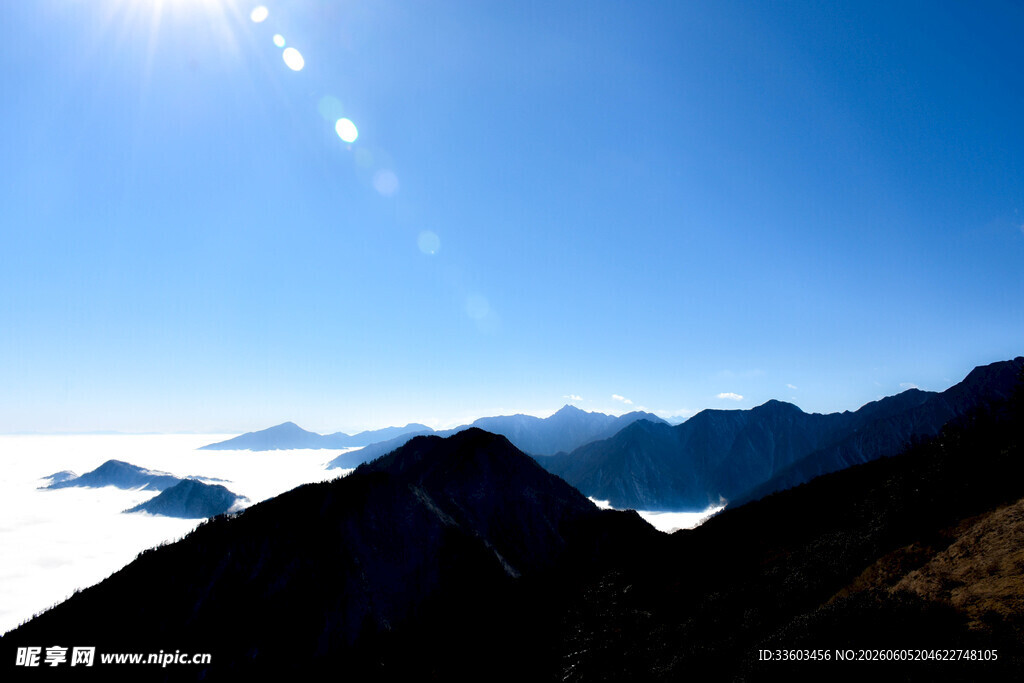 高山云海间的壮丽日光