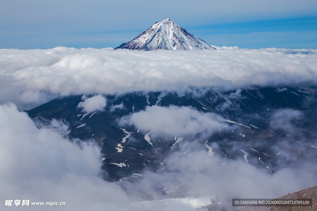 云海之上的巍峨雪山
