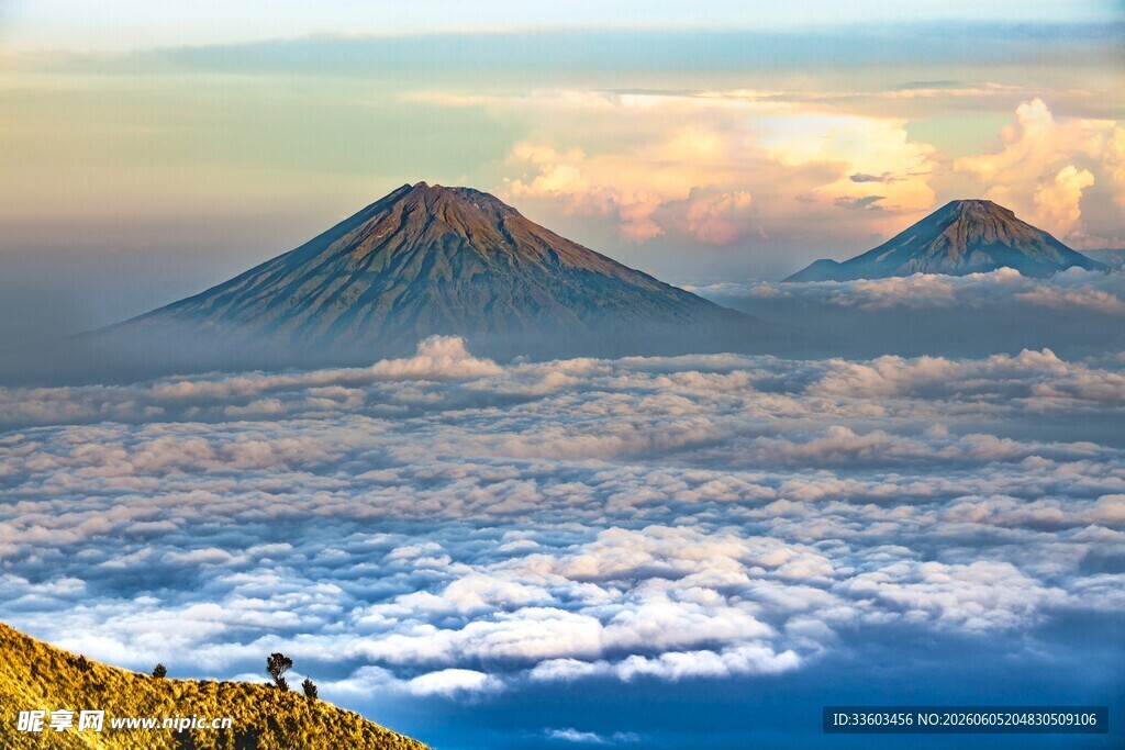 云海之上的壮丽双火山