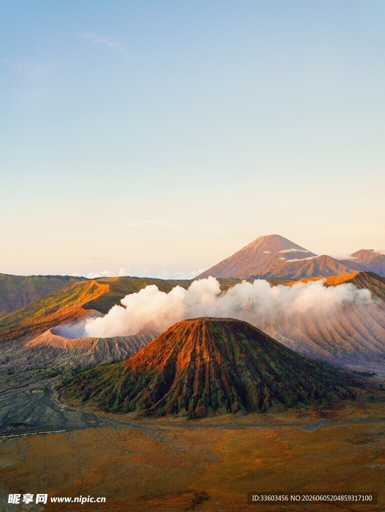 壮丽火山景观云雾缭绕
