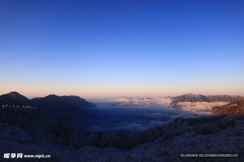 山间晨曦美景