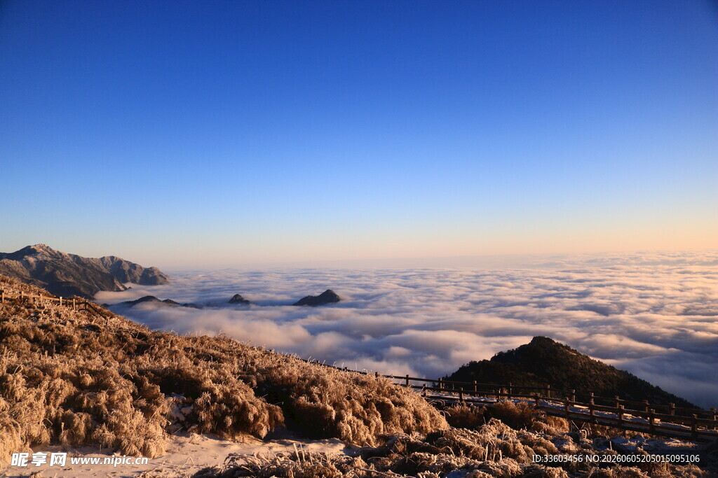 高山云海壮丽景观