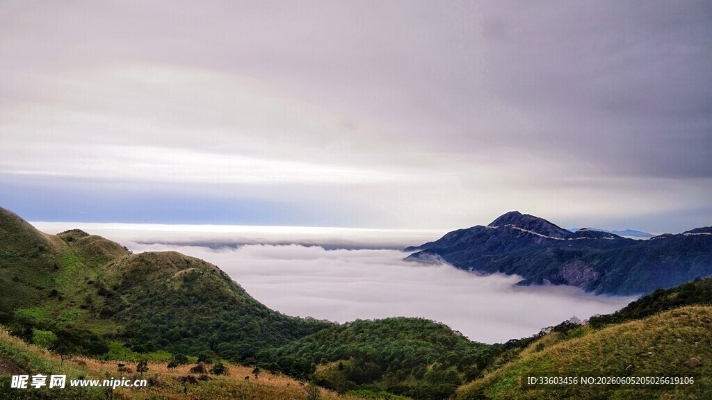 山间云海景观壮美如画