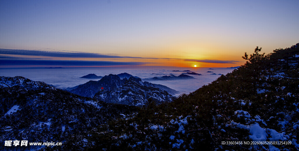 雪山日出云海壮丽景观