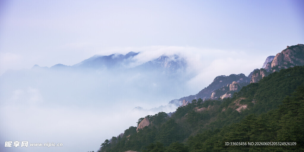 山间云海缭绕的秀丽景致