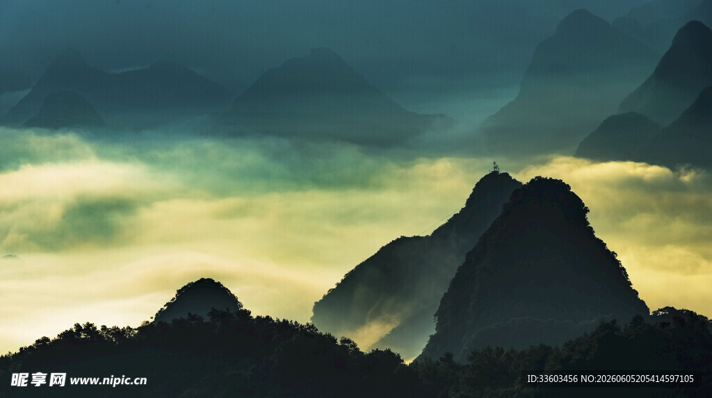 山间云雾缭绕的壮丽景致