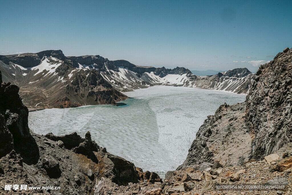 高山冰湖壮丽风光