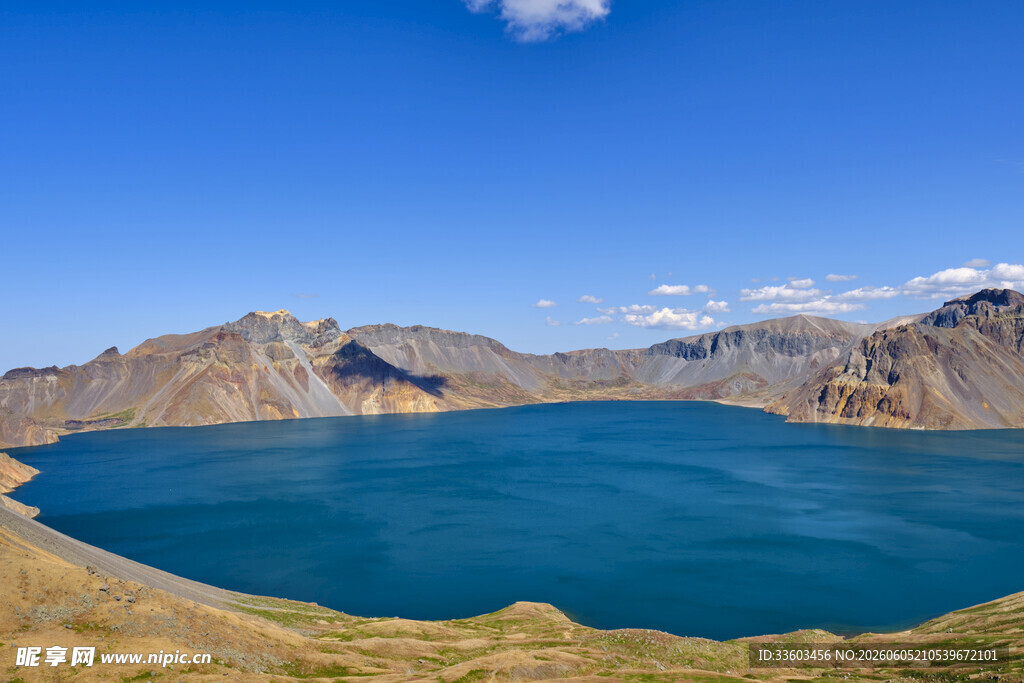 高山环绕的湛蓝湖泊