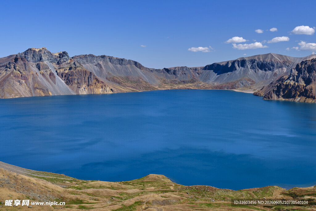 壮丽高山湖泊美景