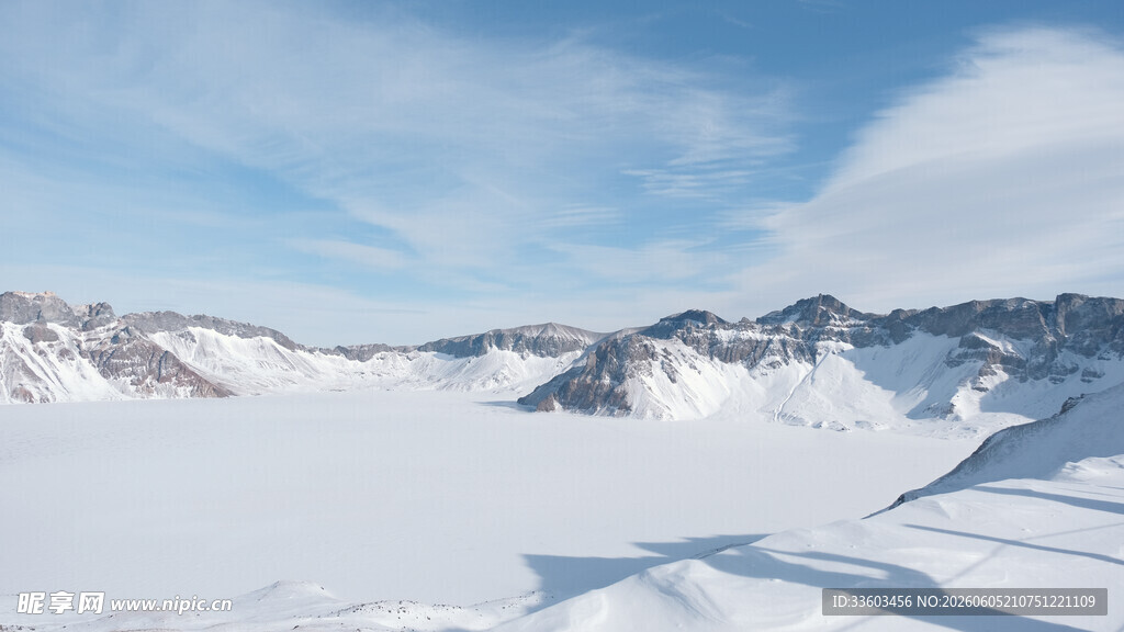 雪山雪景广袤纯净天地