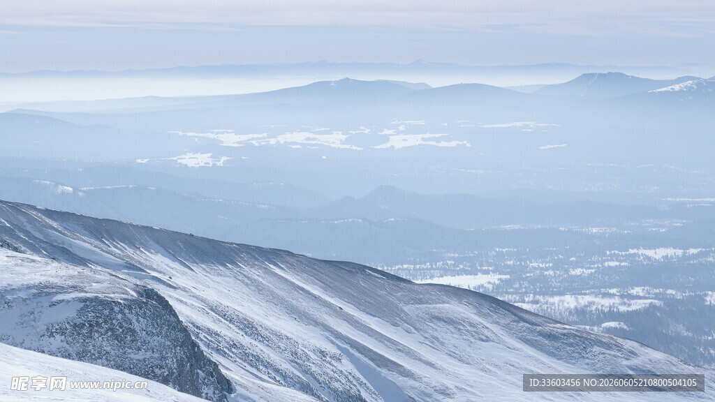 雪山远景壮丽自然景观