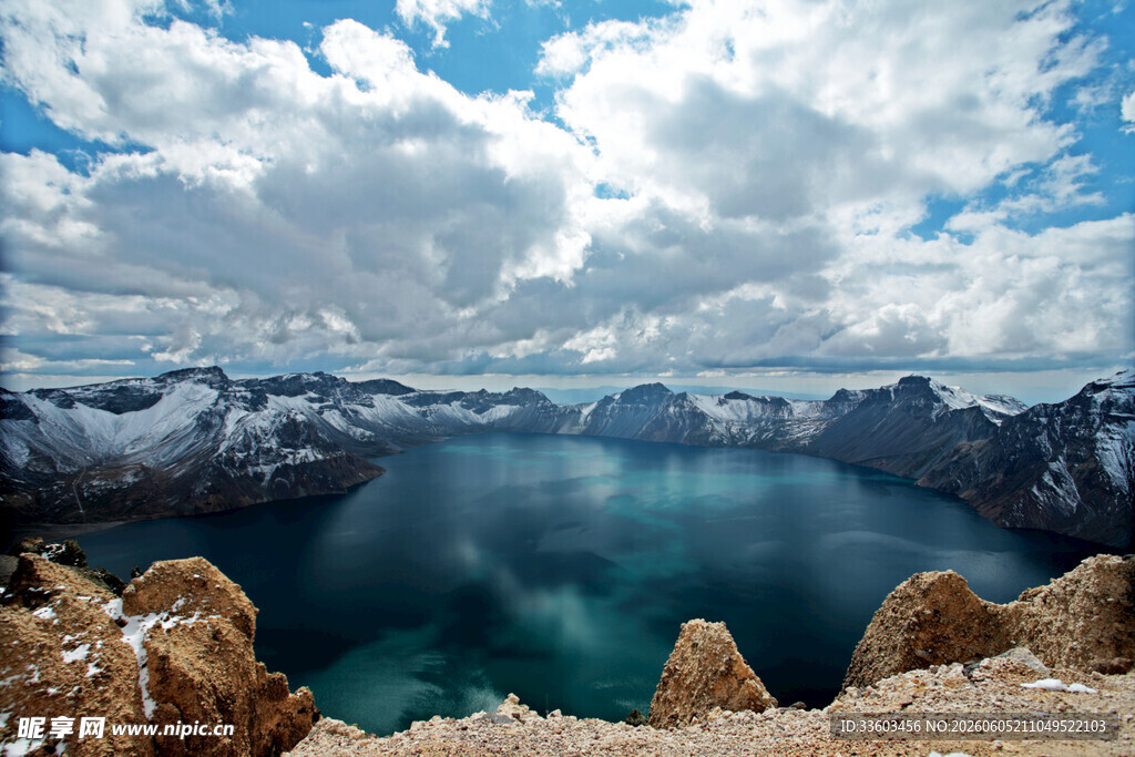 壮丽高山湖泊美景