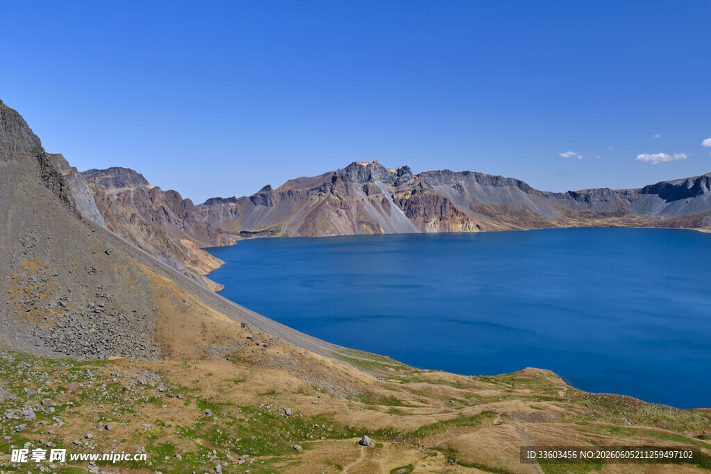 壮丽高山湖泊美景