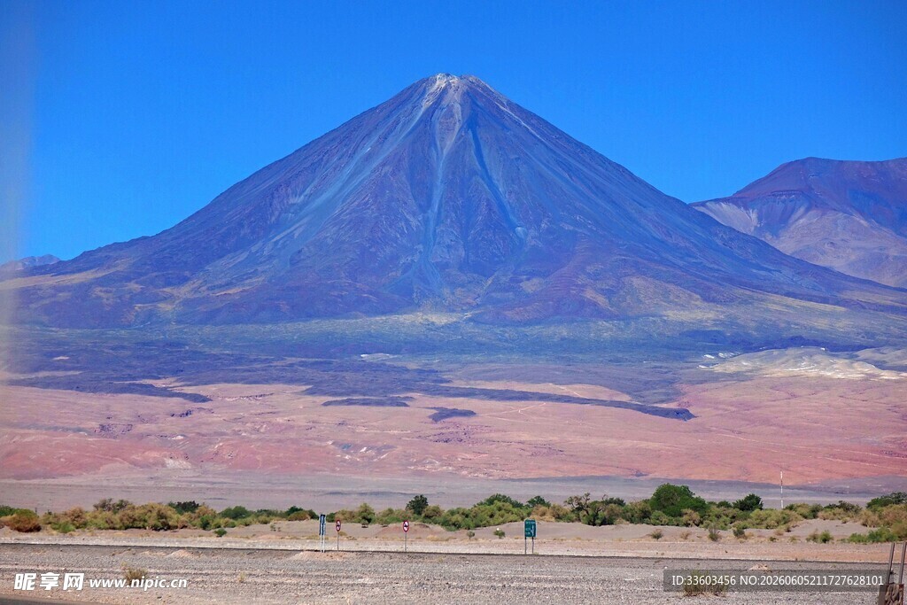 壮丽沙漠中的巍峨火山
