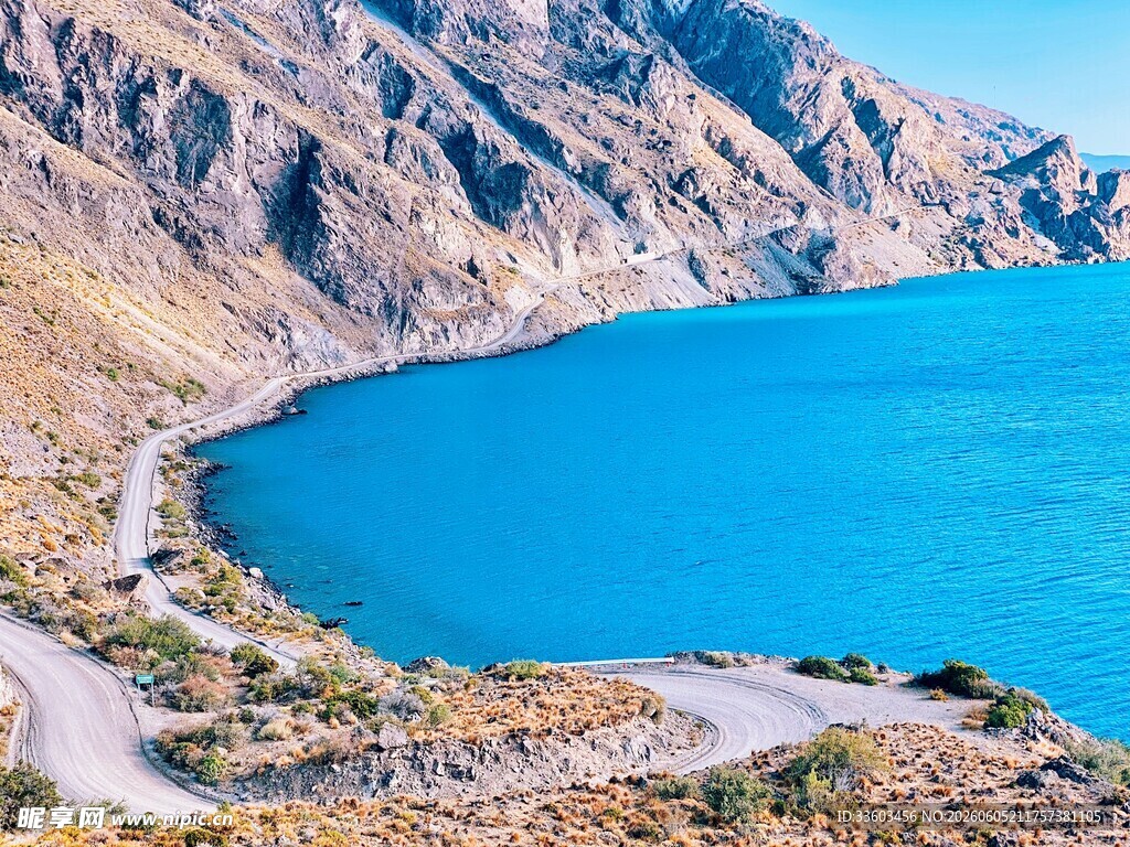 蓝色湖泊旁的山间公路