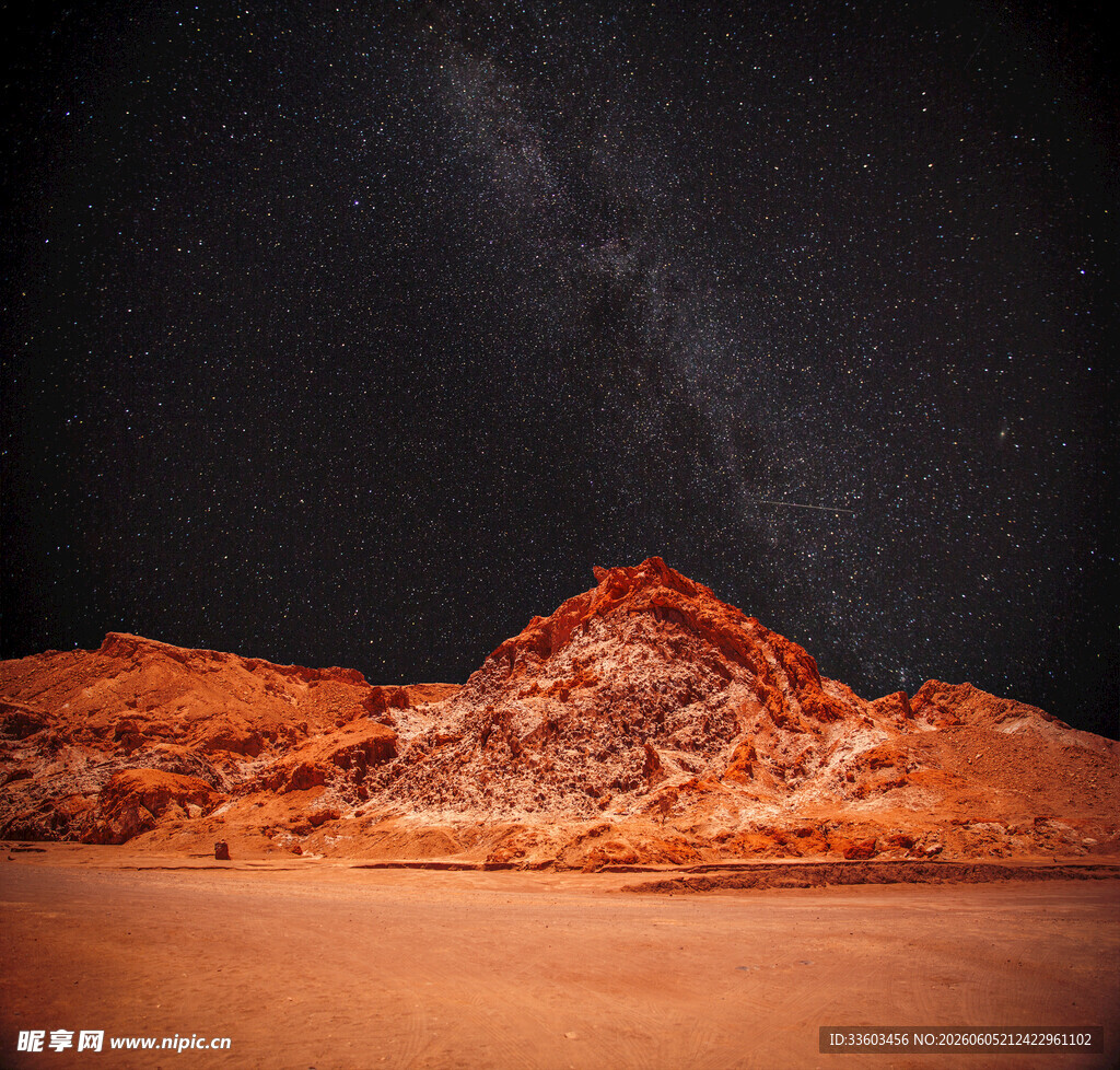 沙漠星空下的壮丽山脉