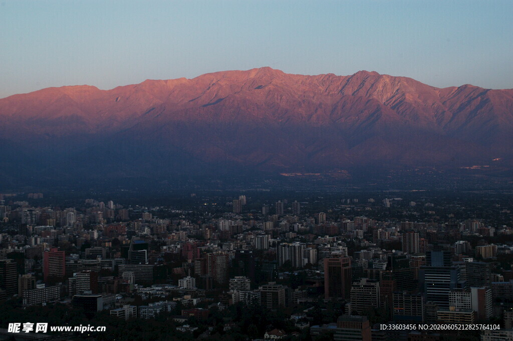 夕阳下的山城与远山