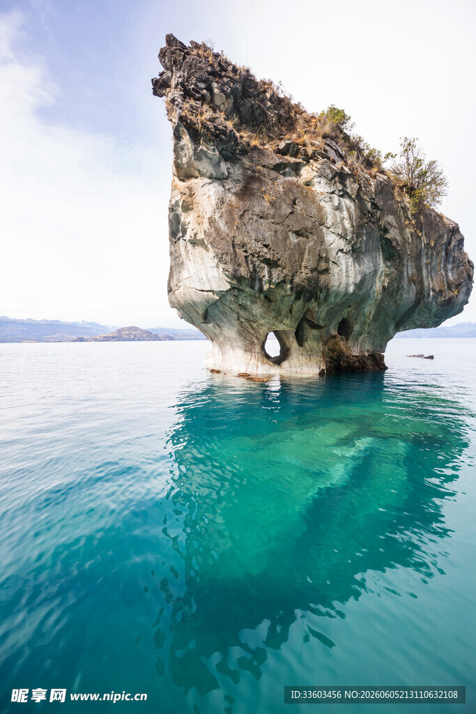 海中孤岩澄澈海水美景
