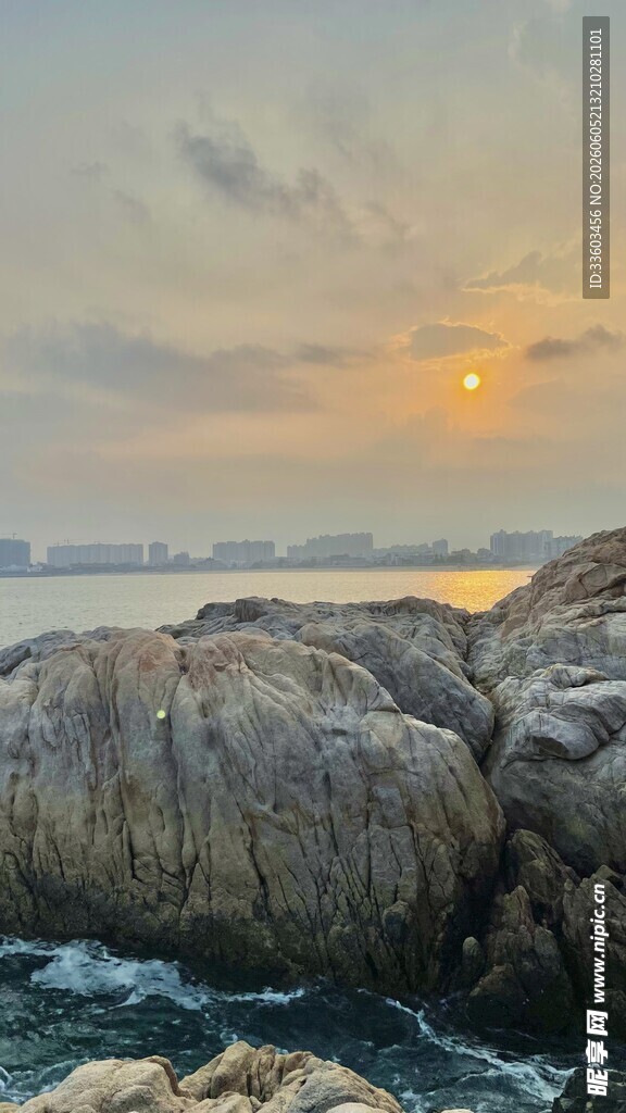 海边日落时的嶙峋礁石