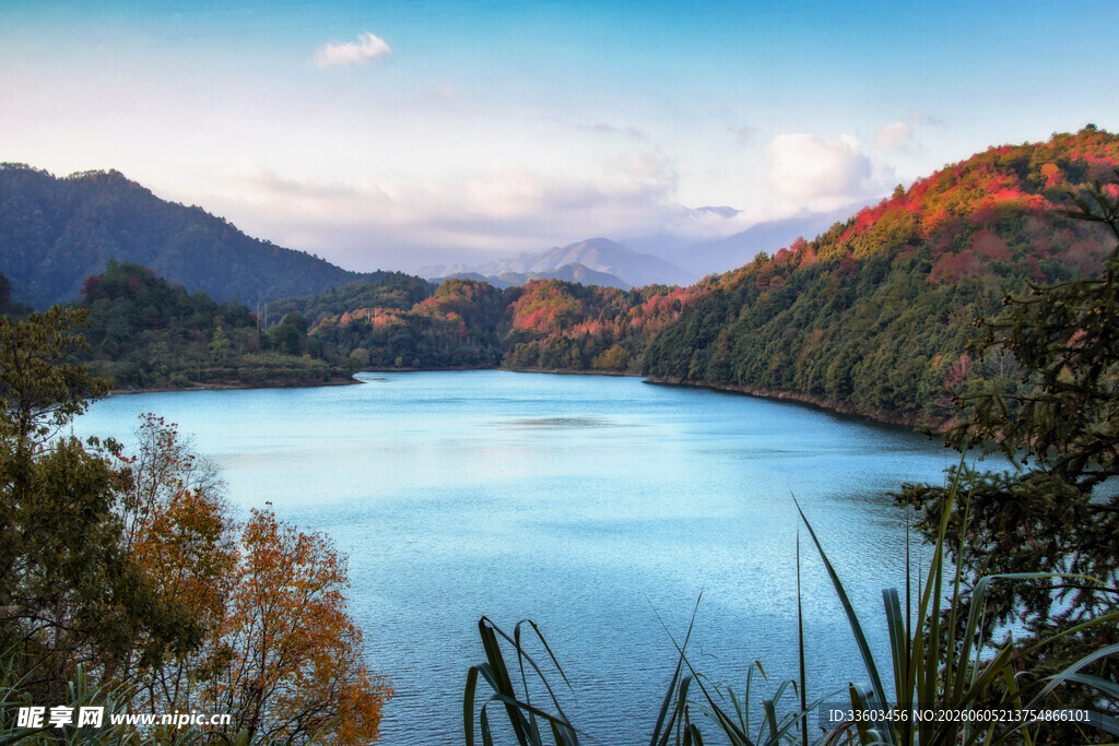 美丽湖景与山间秋色