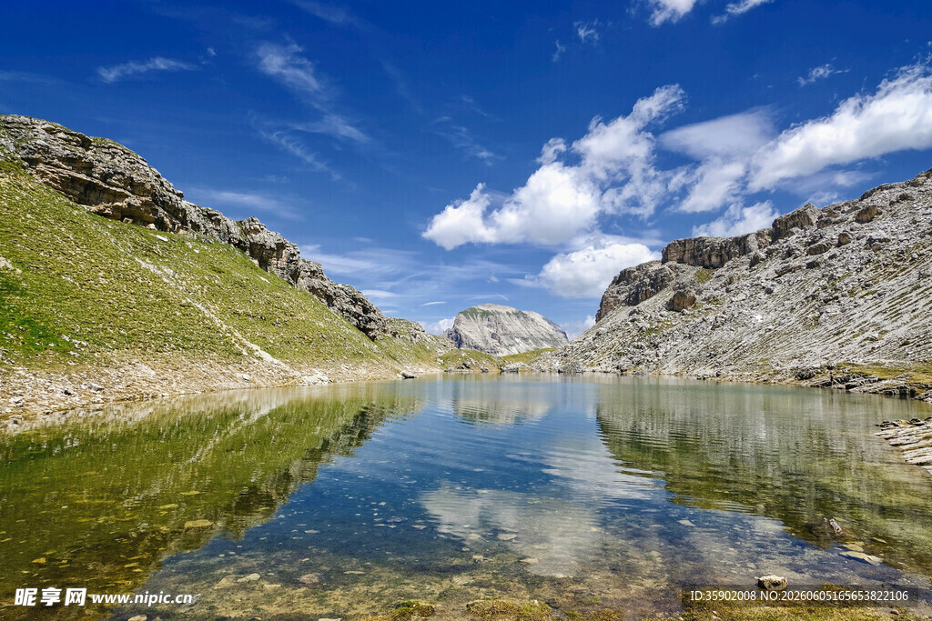 高山湖泊美景