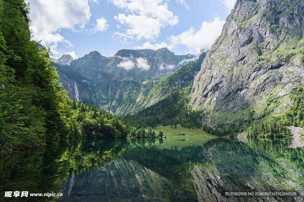 山间静谧湖景翠绿环绕
