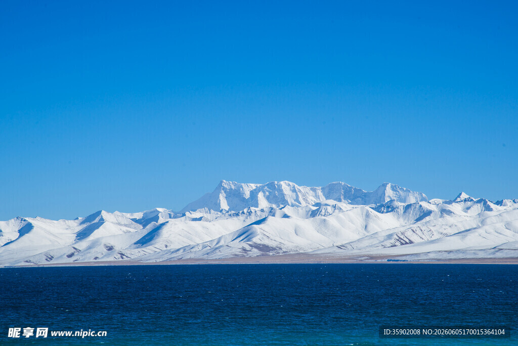 雪山下的蓝色湖泊美景